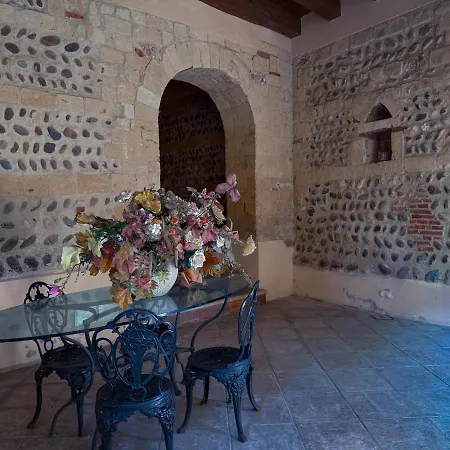 Theatre Private Garden And Free Parking