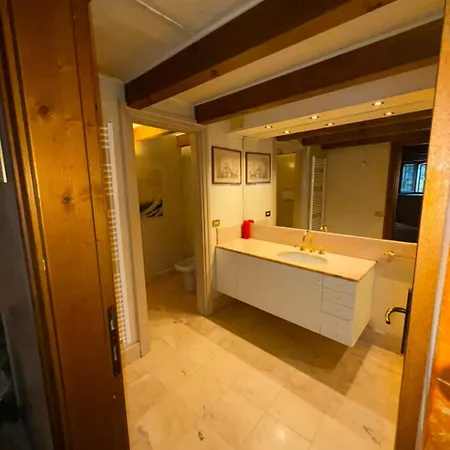 Apartmán Theatre Private Garden And Free Parking *