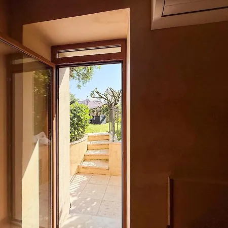 Apartmán Theatre Private Garden And Free Parking *