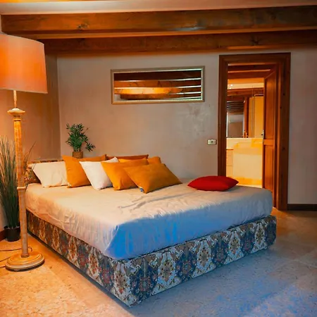 Apartmán Theatre Private Garden And Free Parking *