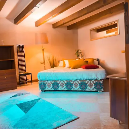 Apartmán Theatre Private Garden And Free Parking *